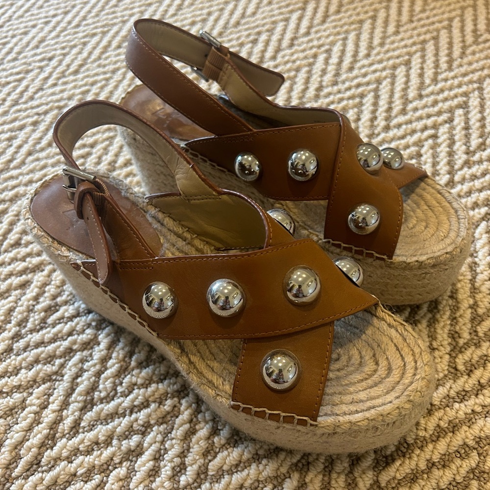 Chic Brown Platform Sandals With Silver Accents - image 1